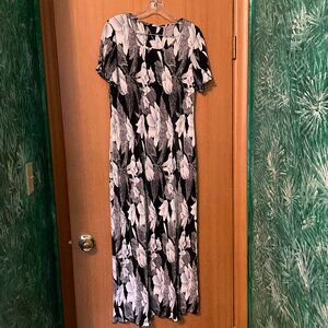 Black and White Lily Pattern Short Sleeve Maxi Dress